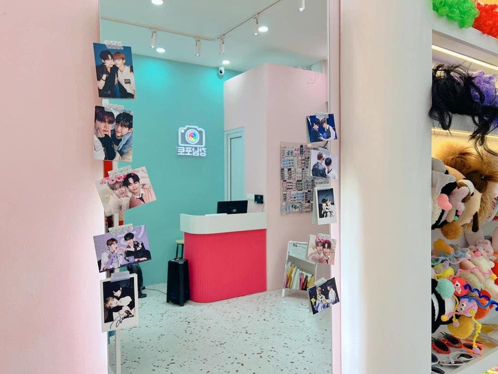 Không gian photobooth đa dạng màu sắc tại Kangnam Photo, với các nền xanh biển, xám, hồng giúp bạn dễ dàng lựa chọn theo sở thích (Nguồn: Kangnam Photo)